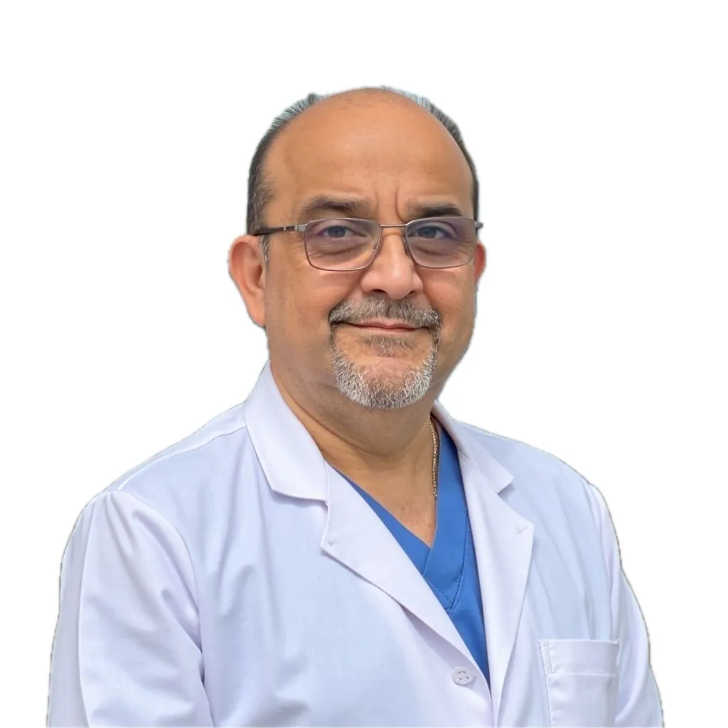 Dr. Hugo Miranda, traumatólogo, con delantal blanco